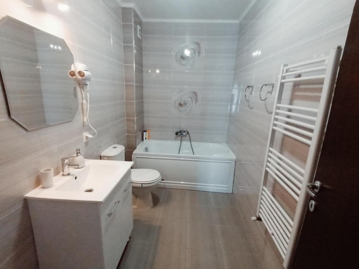 Ama Apartament Cu Terasa 50 Mp & Parcare Brasov Bagian luar foto